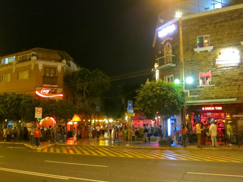 In der „Calle de las Pizzas“ tummeln sich an jedem Tag Peruaner und Touristen.