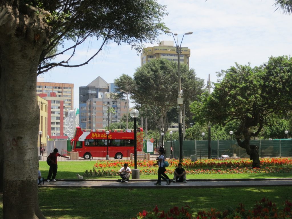 Der Parque Kennedy liegt im Herzen von Miraflores.